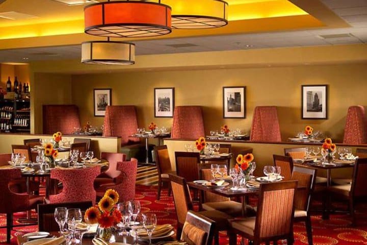 Windows restaurant at Hills Resort - Chicago, hotel in Oak Brook