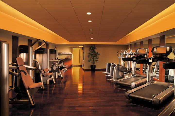 Gimnasio con equipo cardiovascular en el The Peninsula Tokyo