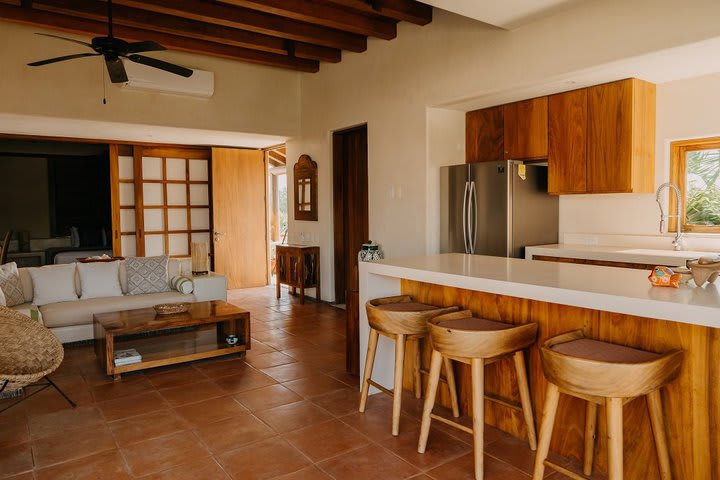 Cocina y área de descanso en una villa de dos dormitorios con vista al mar