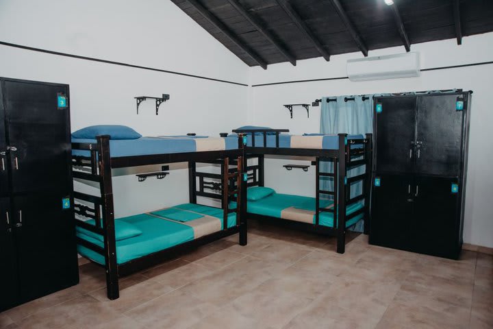 Dormitorio de 10 camas con baño compartido