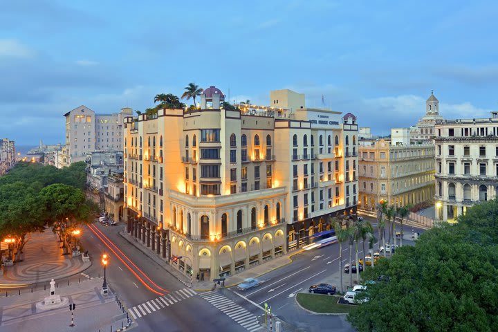 Vista aérea del hotel al atardecer