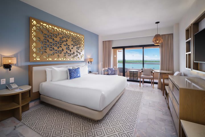 Superior guest room with lagoon view