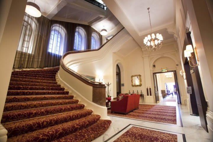 Lobby del Charing Cross, hotel de estilo victoriano en Londres