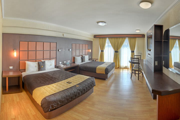 Standard guest room with 2 queen size beds