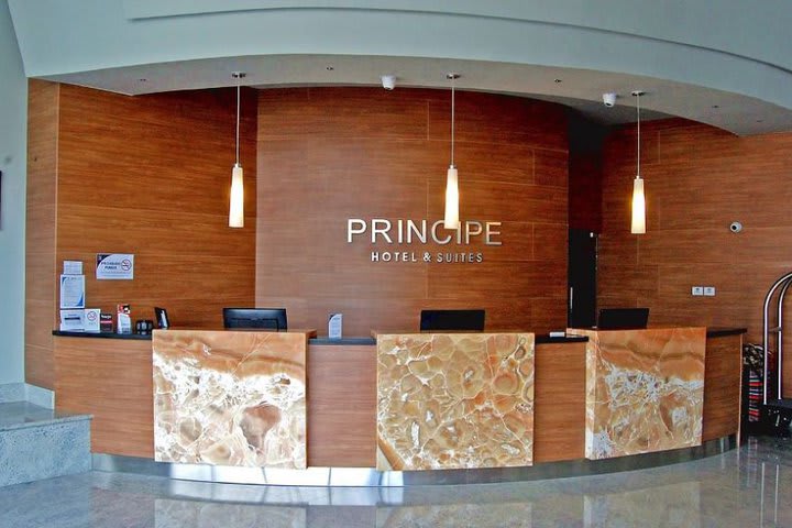 Recepción del Príncipe Hotel & Suites