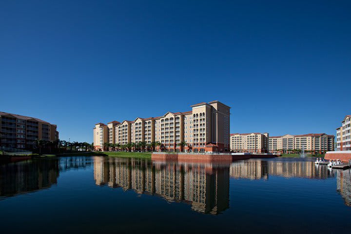 Dentro del resort se encuentra un lago