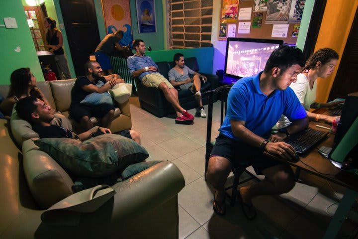 En la sala de televisión del hostal CabanaCopa puedes ver una película en dvd