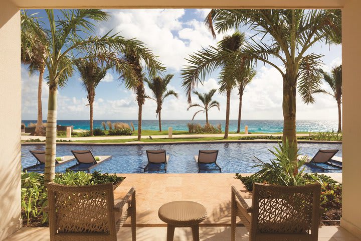 Img - Swim Up King (with Sofa Bed)