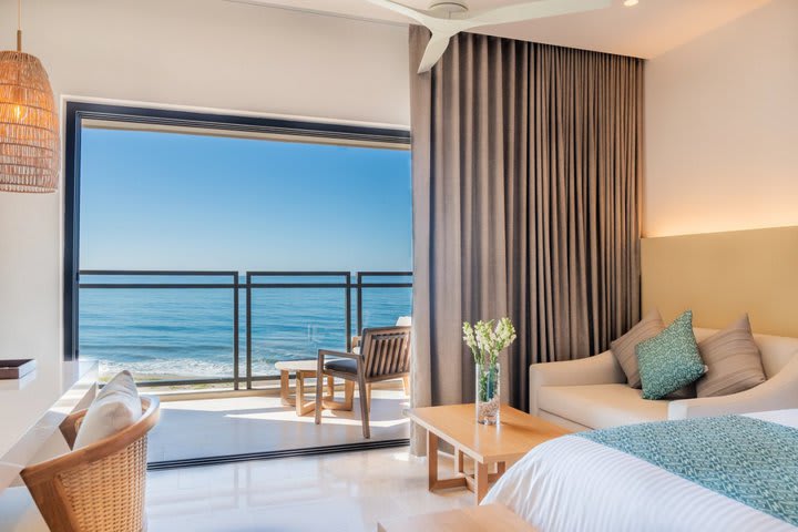 Interior de una habitación con vista al mar