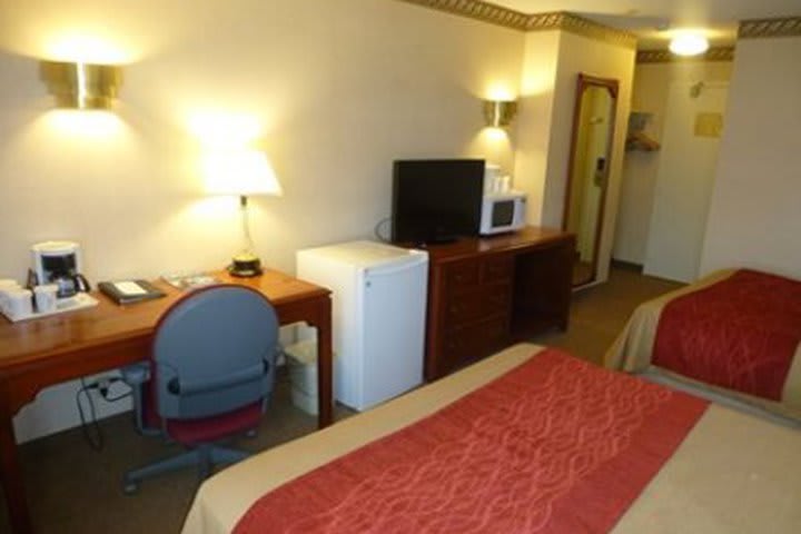 Guest rooms at the Comfort Inn Meadowvale are equipped with cable/satellite TV