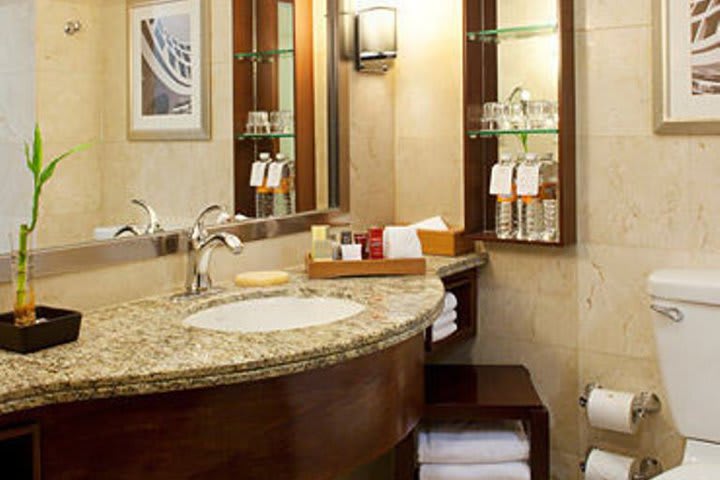 Baño de huéspedes con detalles decorativos de mármol