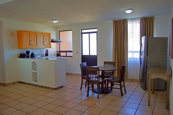 Comedor y cocina en una Condo