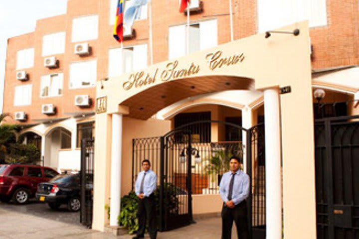 Entrada del Hotel Santa Cruz en el distrito Miraflores de Lima