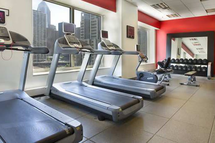 The Embassy Suites Chicago Downtown hotel offers an equipped fitness center