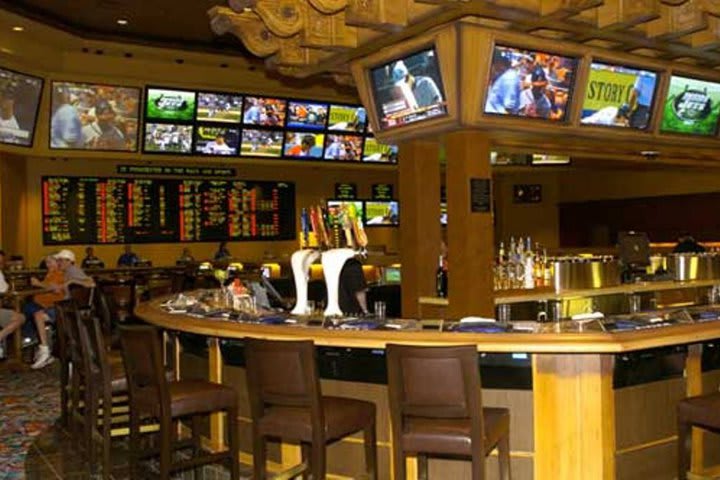 Ve y disfruta los juegos en el sports bar