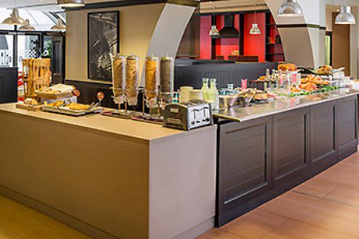 The restaurant at Ibis Paris Tour Eiffel Cambronne 15eme serves breakfast buffet