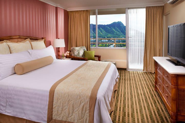 Habitación de una recámara con vista a la ciudad del Queen Kapiolani Hotel