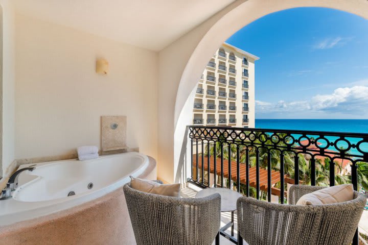 Jacuzzi en una habitación