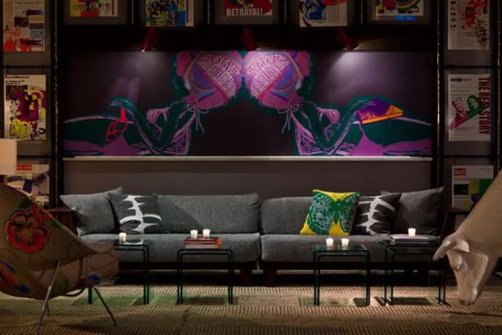 Surfcomber Hotel, a Kimpton Hotel tiene un lounge en el área del lobby