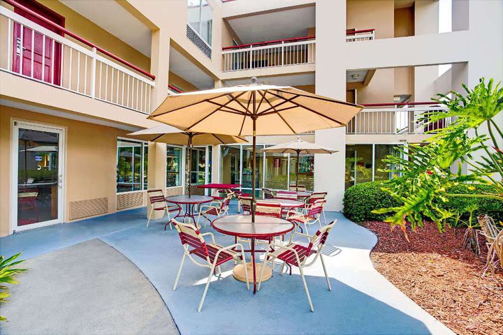 Courtyard with tables and chairs