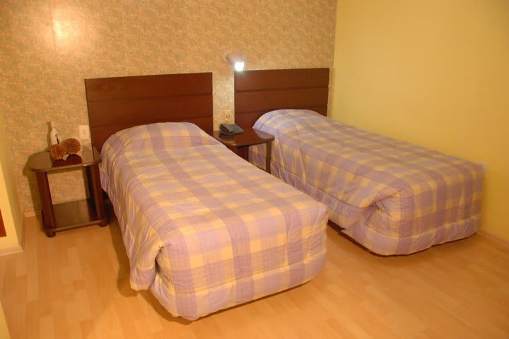 Habitación con dos camas individuales en el Hotel Açores