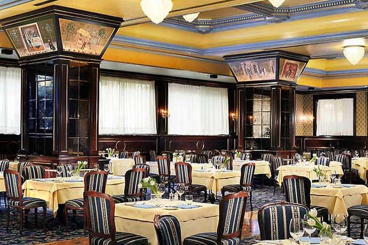 Restaurante La Brasserie del hotel Marriott en la ciudad de Milán