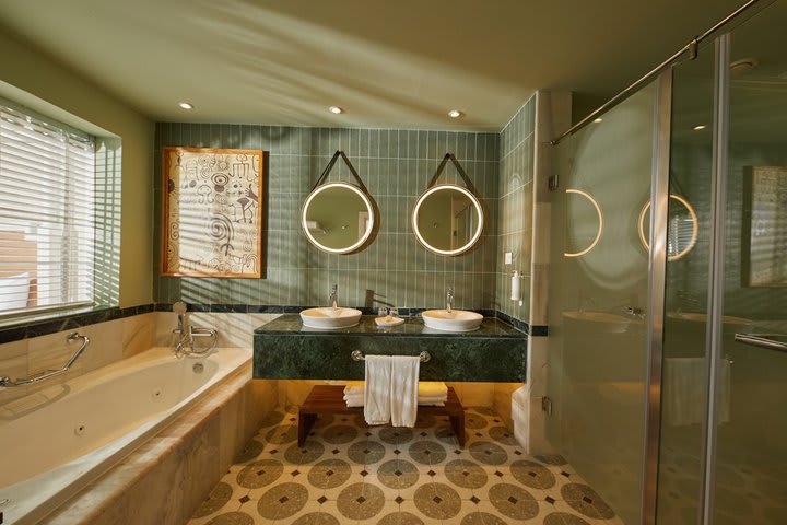 Private bathroom of a deluxe junior suite swim up