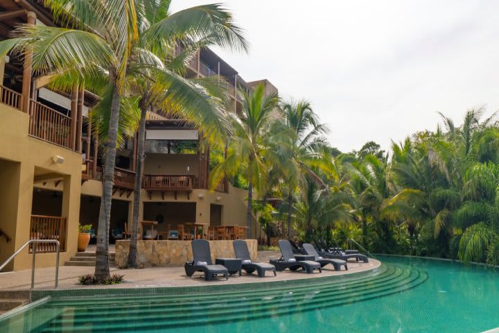 Piscina con forma de media luna