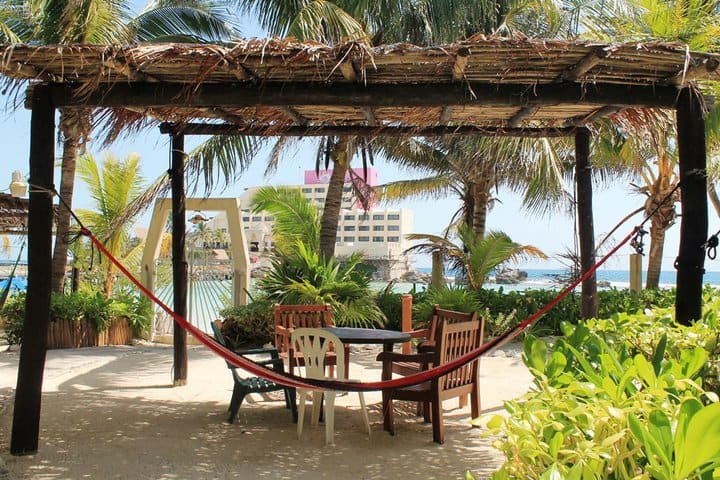 Área de descanso en el jardín del hotel Villa Kiin