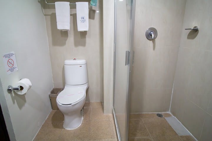 Baño privado con ducha de una habitación doble