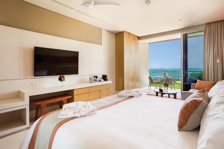 Preferred Club Corner Suite Ocean View King