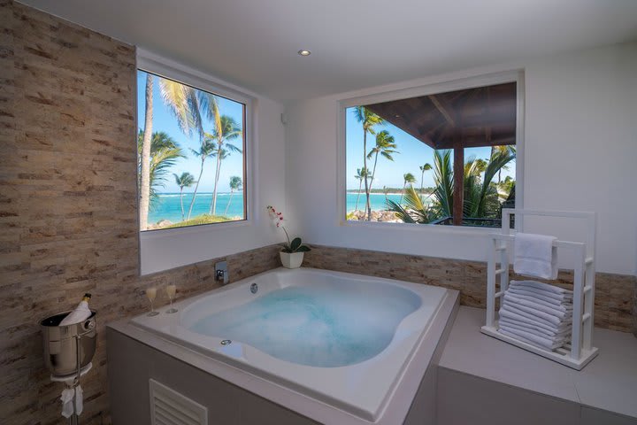 Honeymoon suites offer a whirlpool tub