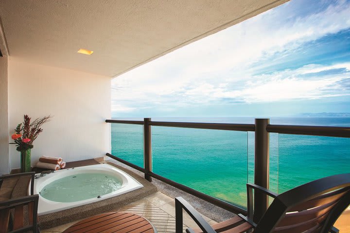 Balcón en una habitación Club con bañera de hidromasaje frente al mar