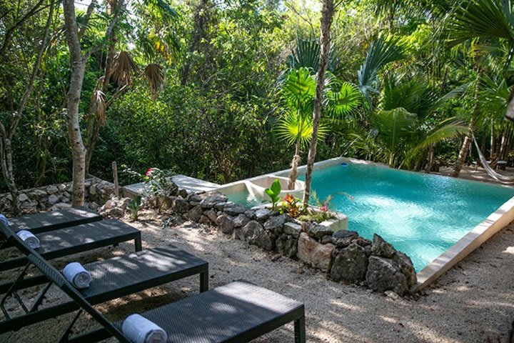 Camas de playa plegables en la piscina