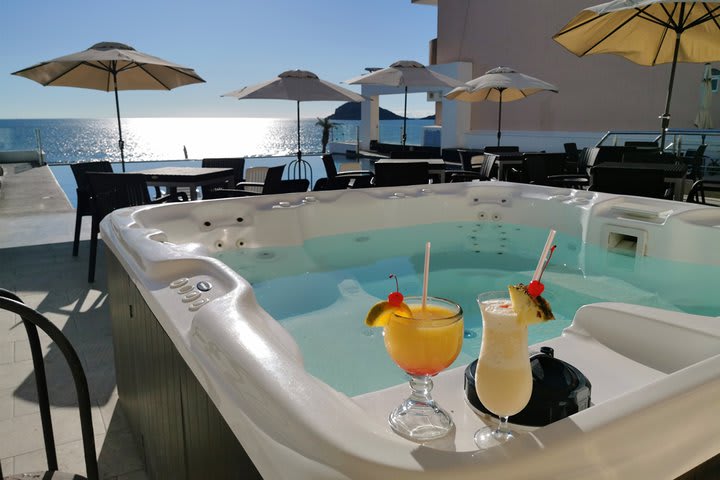 Jacuzzi en la piscina