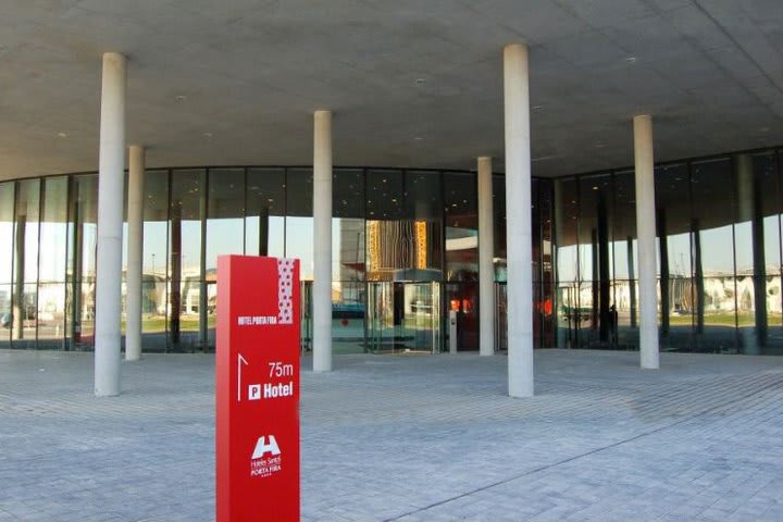 Hotel Santos Porta Fira cuenta con un estacionamiento