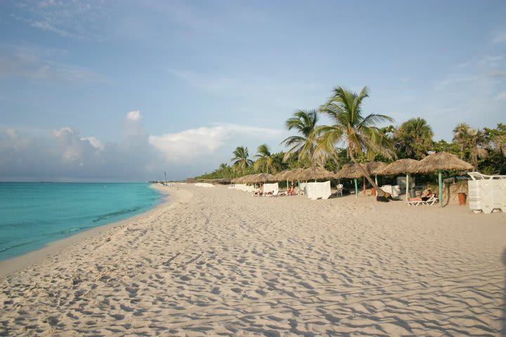 A la playa se puede acceder mediante un sendero