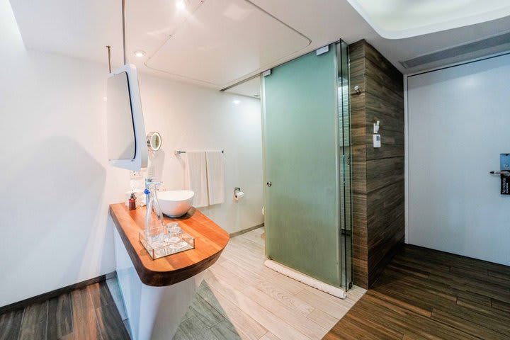 Baño privado de una suite Coral