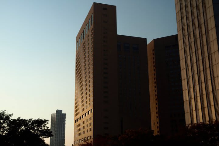 El hotel Hyatt Regency Tokyo está a un lado del edificio Tokyo Metropolitan Government, sede del gobierno de la ciudad