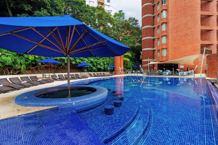 Sun loungers in the pool and Jacuzzi area