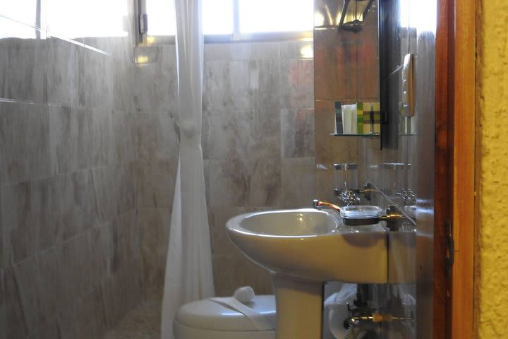 Las habitaciones pueden tener baño privado o compartido