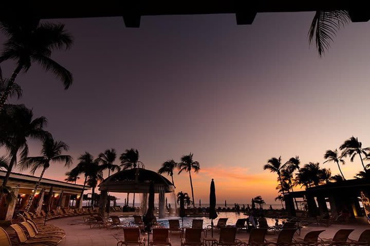 Vista nocturna de la piscina