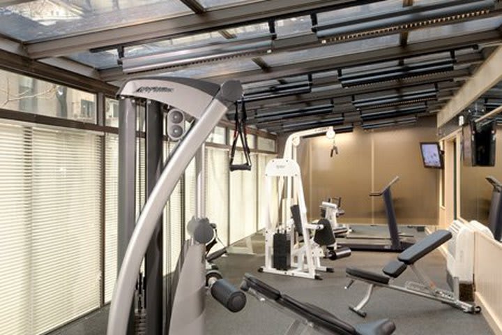 Instalaciones de gimnasio modernas en The Excelsior Hotel