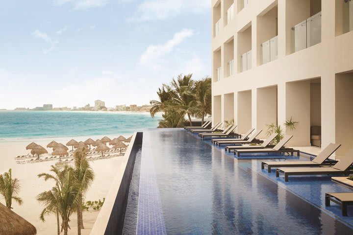 The pool of the oceanfront Turquoize Sky master suites swim up