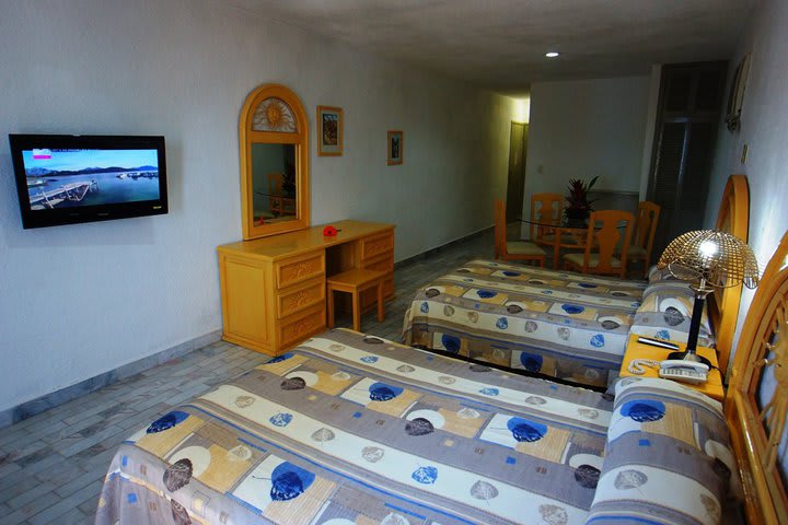 Guest room with two beds at the Imperial Las Perlas in Cancún