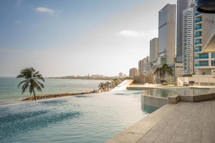 Vista al mar desde la piscina