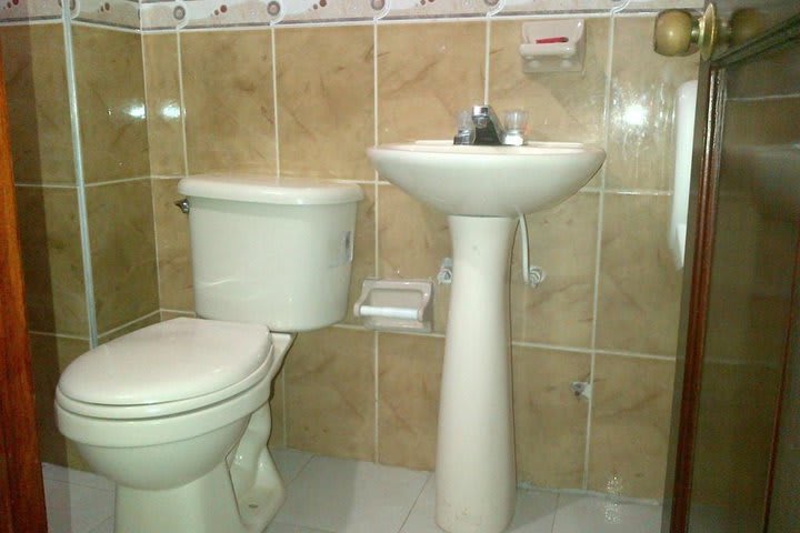 Baño de huéspedes