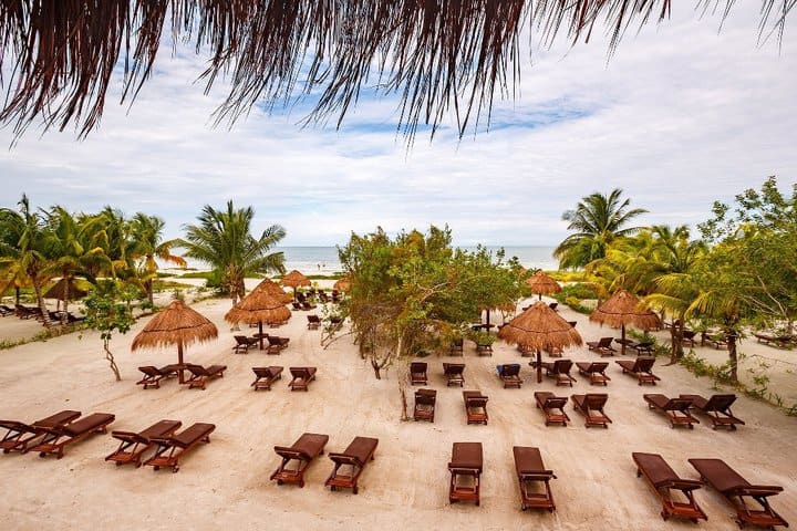 La playa cuenta con áreas de descanso con sombrillas y camas plegables