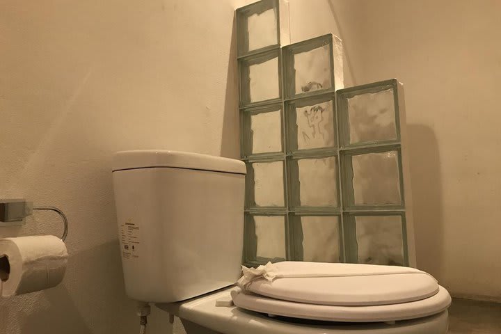 Baño de huéspedes