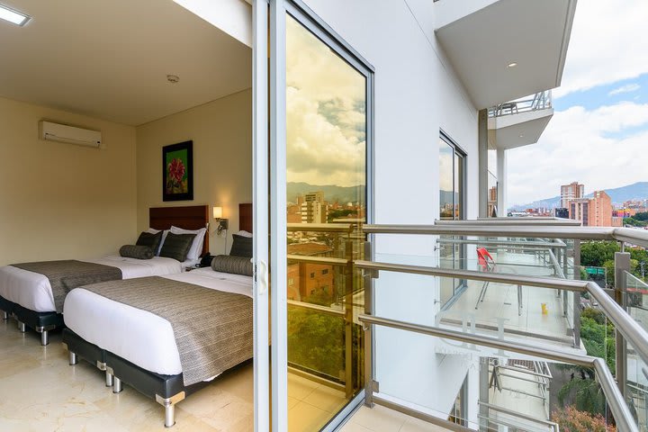 Twin guest room with balcony